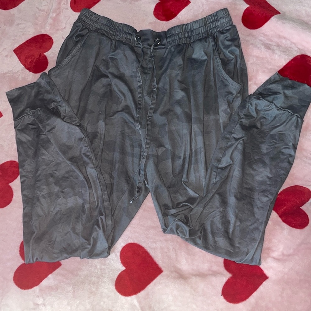 🖤💚🤎 camo joggers!